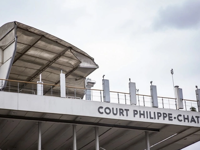 French Open Match Halts as Medics Rush to Screaming Spectator at Philippe-Chatrier